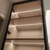 玻璃柜里面用深色的柜体，浅色的柜体有三合一孔比较明显